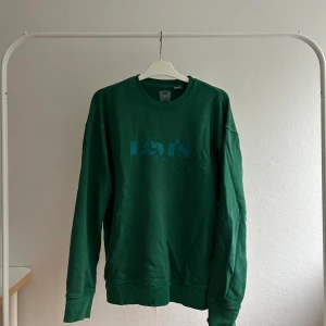 Levi’s sweatshirt - Vintage inspirerad Levi’s tröja, nytt skick. Lite oversized 