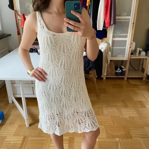 Klänning - Så fin virkad klänning i asbra skick och med en underklänning🤞storlek M⭐️❤️hade varit svinfin som studentklänning 