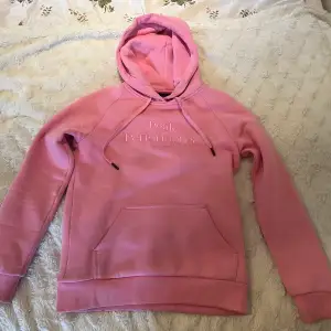 Rosa PeakPekformance Hoddie använd fåtal gånger. Finns några små prickar på fickan annars som ny.  Storlek: Xs Pris: 450kr