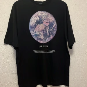 T-shirt med tryck  - En helt ny T-shirt med tryck. 