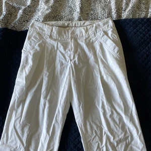 Mexx kostymbyxor - Vita, lågmidjade, raka kostymbyxor från märket Mexx. Köpta på Vinted och endast testade, för små för mig. Strl 34/36. Finns några små fläckar på baksidan som jag kan skicka bilder på privat ifall nån är intresserad. 