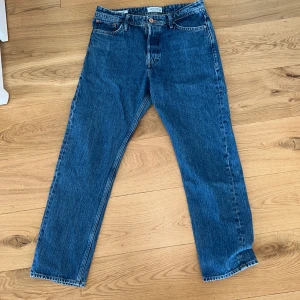 Mörkblåa jeans - Säljer ett par jeans i fint skick, för att de blivit för små. Priset är prutbart. Skriv gärna vid intresse!