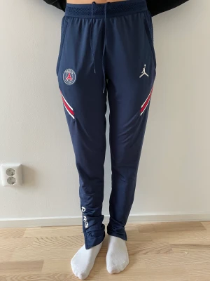 PSG-byxor mörkblå stl S - Mörkblå äkta PSG-byxor stl S.  Lite noppriga vid fickorna annars i fint skick.
