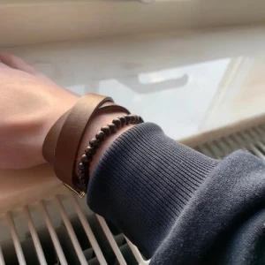 Läderarmband - Tja! Säljer mitt skitsnygga armband i läder. Funkar för både tjejer och killar. Köpt i Frankrike förra sommarn. Säljer nu för bara 99kr Skick: 10/10, bara testat aldrig använd. Kontakta mig för fler bilder eller info!