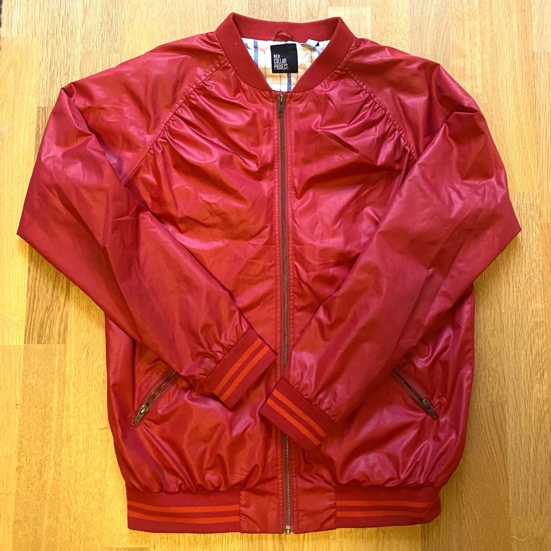 Röd bomberjacka 