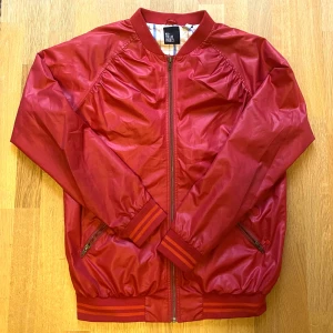 Röd bomberjacka  - Röd bomber jacka i storlek M Ifrån red collar project.