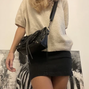 Mini Skirt🖤 - Jätte fin mini skirt i jeans material🖤 jätte fin till hösten till en stickad tröja💫 Stl 152 men passar en XS-S då den sitter tajt och snyggt på kroppen!