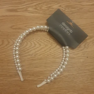 Diadem - Diadem av pärlor som är oanvänt med tag kvar