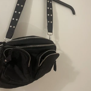 Svart väska  - Svart väska med många fickor, rymlig