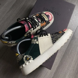 VALENTINO SKOR  - Valentino skor, äkta givetvis, med ett unikt mönster.  Storlek 37/38