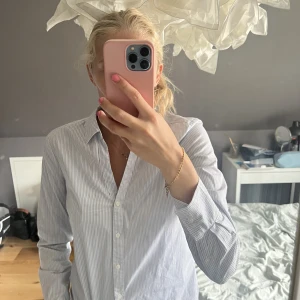 Skjorta - Denna skjorta passar perfekt när man vill va lite fin, till vardags eller kanske jobb. Knappt använd! Ganska liten i storleken… köparen står för frakten💕