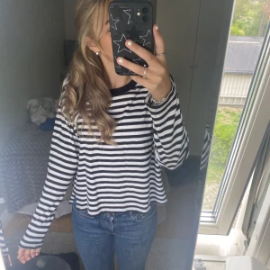 Randig tröja - Basic snygg randig tröja som man nästan kan ha till allt! Super snygg och skön. Den är ifrån monki och är i storlek S. Hör gärna av dig vid intresse😻