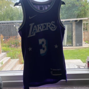 Lakers Jersey  - Bra kvalitet bra material det finns några små fläckar på printet men annars väldigt bra skick
