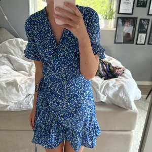 Klänning - Jättesöt klänning köpt för längesen ❤️ den är ihoppsydd där fram då klänningen innan lätt ”åkte upp”❤️ är o Xs men skulle passa S också ❤️🩷