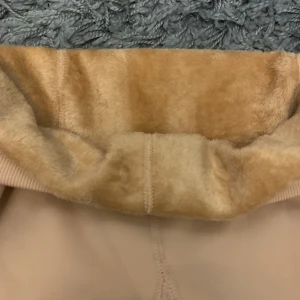 Fleece tights - As sköna fleece thights, köpte så man skulle kunna ha de i ungefär -5 C så förhoppningsvis väldigt varma, köpte de för över 200kr så därav priset, aldrig använda endast prövade o passa inte