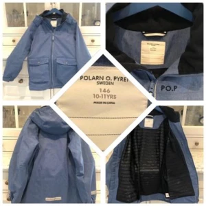 Polaren och Pyret Jacka, Strl 146 - Skal jacka, vind och vattentät i fint skick. Inga defekter. Inte mycket använd, tvättad enl anvisningar 1 gång inför sälj. Storlek 146 Finns i Arrie (Malmö trakten, kan komma överens om leverans el skickas med spårbar frakt)