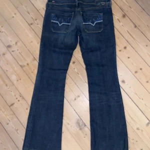 Lågmidjade jeans - Galet snygga lågmidjade jeans från diesel i mörk tvätt och unika fickor. Utsvängd modell. Perfekt skick. Storlek w30l34. Skriv för mått eller annan info och kolla in mina andra jeans💓
