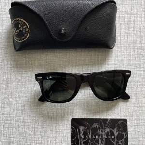 Rayban Wayfarer - Säljer ett par svarta Rayban Wayfarer med högkvalitativt glas i mycket gott skick. En stilren klassiker!    Glasögonfodral och äkthetsintyg ingår. 