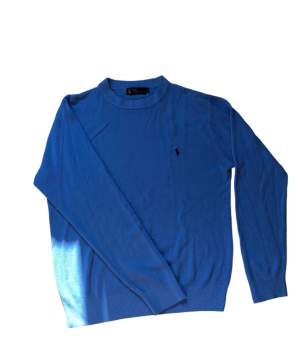 Jättesnygg ljusblå Ralph lauren tröja. Den är i storlek L men passar 165/170. Skriv vid frågor eller funderingar