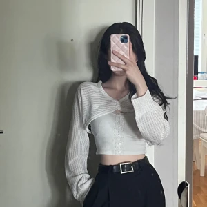 Bolero Cardigan - Vit kofta som är jättecroppad. Den är väldigt tunn så passar sommarn! Den är i nyskick, använd endast en gång :)