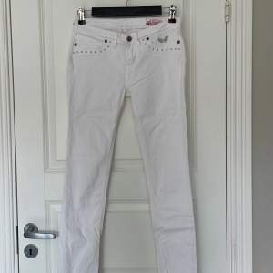 Ett par vita jeans med supersnygga detaljer🤍 Tycker personligen de sitter för tight. Strl kan passa Xs och ev S.