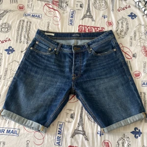 Jeans shorts  - Bra jeans shorts passar perfekt för sommaren!! Nästan ny ..använts 4 gånger typ säljes pga den passar inte längre!