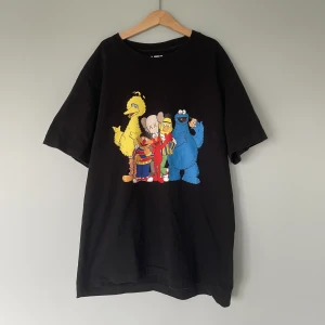 Kaws x Sesame street t-shirt S - Säljer denna otroligt sällsynta och limited edition Kaws x Sesamee street t-shirt av Uniqlo | Skick: 9/10 | Nypris: 1100 kr | Mitt pris: 250 kr | Hör av er vid minsta fråga eller fundering :)