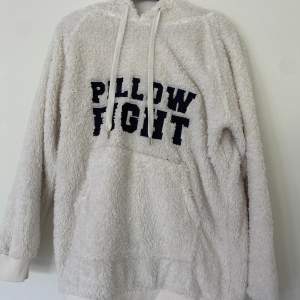 Mysig oversized hoodie med texten pillow fight. Använd men fortfarande väldigt skön och mysig
