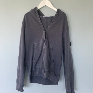 Stone Island zip hoodie 164 cm - Säljer denna stiliga zip hoodie i använt skick ifrån Stone Island som kommer vara perfekt inför sommaren | Nypris: 2500 kr | Mitt pris: 350 kr | Hör av er vid minsta fråga eller fundering :)