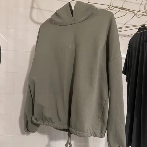 Hoodie - Med snörning i midja. Från gina tricot. 