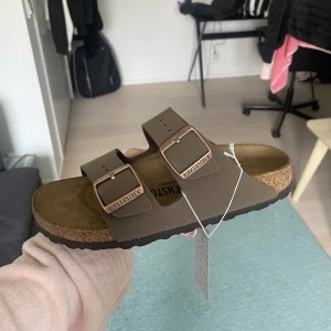 Birkenstock - Säljer mina helt nya birkenstock i storlek 37 då jag beställde fel storlek och inte hann skicka tillbaka dom. Nypris 995 