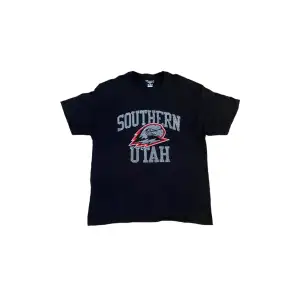 Champion Authentic Vintage T-shirt 🖤  Pris: •199kr  Stl: XL  Bredd 56cm Längd 72cm  Kontakta oss för mer info🤍