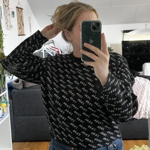 Långärmad zara tröja - Super mysig finstickad tröja från zara, endast använda ett fåtal gånger