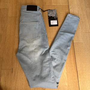 Helt oanvända jeans från FITJEANS. Modell REGULAR RIPPED WIGH WAISTED (vintage blue) . Ordinarie pris 1193kr. Säljes för 400kr