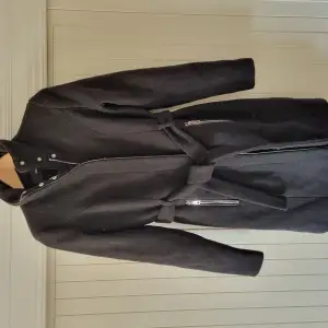 Selling my two year old trench coat, only been used once, still in very good condition. The size is to big for me.