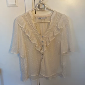 Zara blus  - Zara blus som säljs pga av att den inte kommit till användning. Helt ny, endast testad, nyskick och finns inga som helst defekter. Köpt för cirka 300kr, säljer billigt då jag vill bli av med den. Fraktar/möts upp i Gbg. Storlek M men funkar som en S/M.