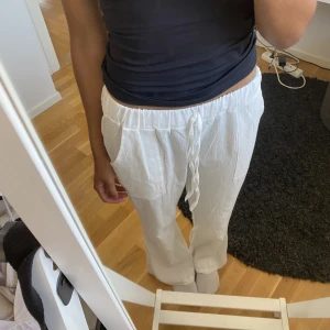 Vita linnebyxor  - Jättefina vita linnebyxor som är perfekta i alla väder nu till sommaren. Har tidigare sålt ett par i M men har även ett par i S som jag vill få sålda. Oanvända med snören samt resår i midjan. Aldrig använda så bra skick. Priset kan diskuteras med köparen!