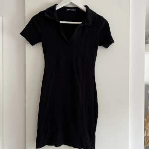 Säljer denna svarta klänning med krage från zara. Storlek M men liten i storlek, mer en XS/S. Säljer för 80kr💕