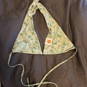 Bikini - Helt ny och super fin sommarbikini. Aldrig använts då den är förliten för mig tyvärr, så synd!