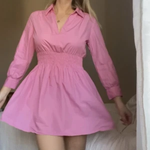 Zara skjortklänning rosa - Rosa skjortklänning från zara i en fin rosa färg! Storlek 34