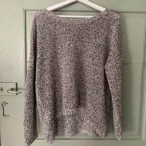 stickad tröja - skön stickad tröja, saknar lappar vet varken märke eller storlek men uppskattar att det är L👐