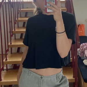 Croppad boxig weekday t-shirt - Hej!   En boxig croppad t-shirt från weekday med ganska hög krage. Så cool🤩  Rensar garderoben och säljer ut en massa kläder! Samfraktar gärna, priset är diskuterbart vid snabb affär!❤️