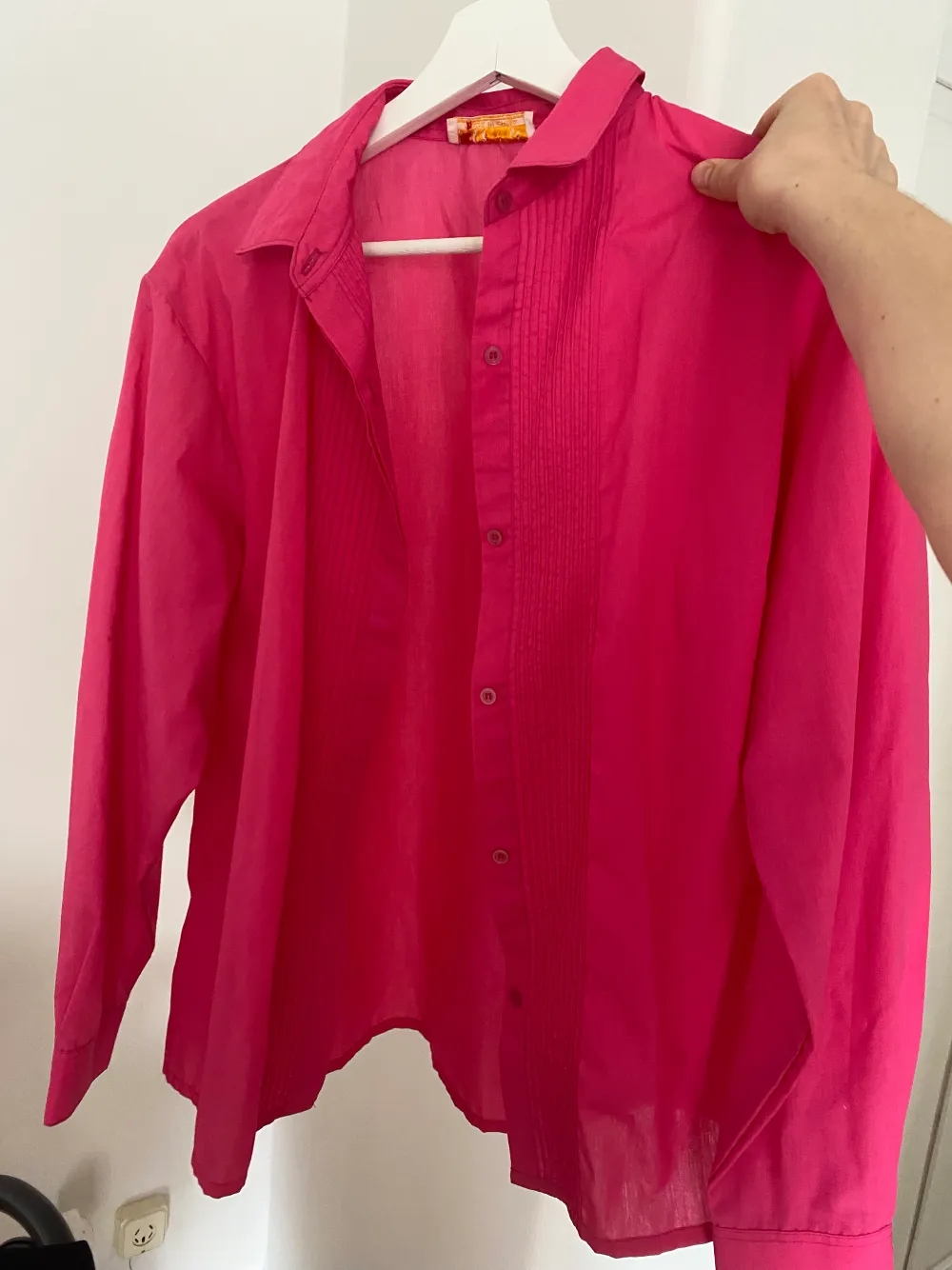 Fin rosa skjorta i med sudda veckade detaljer vid knapparna knappt använd. Toppar.