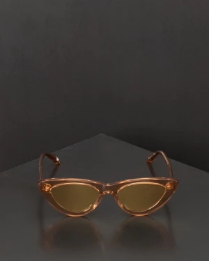 Chimis 006 Peace  - Säljer nu mina älskade chimis. #006 Peach. Som man ser på bilden är det cateye liknande och ger en väldigt cool vintage look i sommar! Dom är något repiga, inget som syns dock. Om man önskar fler bilder så kan jag lösa det🧡💥