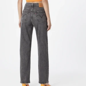 Grå Levis  - Ett par gråa Levis jeans som passar till båda vardag och festligheter. Knappar i gylfen. Den skitsnygga modellen Ribcage high❤️‍🔥🖤 