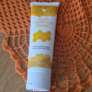 Hudkräm för hela kroppen - Helt ny kroppskräm flr rorra händer,armbågar och fötter. Kan användas i ansiktet för finnar. Helt ny tub. Fick i present men Kan ej använda själv pga allergier.