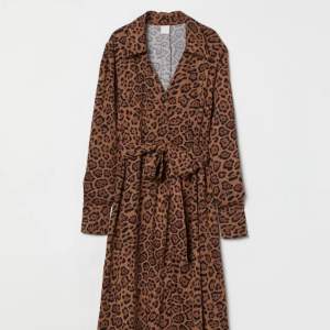 Jättefin leopardmönstrad klänning som aldrig är använd då det blev fel storlek. Hängt i garderoben i snart 1år och behöver nytt hem.  Nypris 300kr, säljer för 180kr