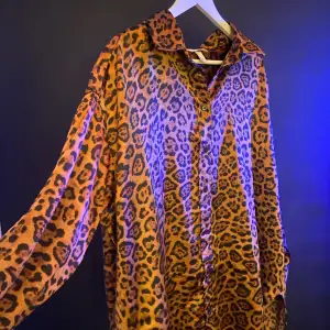 Leopardmönstrad skjorta som aldrig är använd då den är förstor, finns inte kvar på H&Ms hemsida så kan inte skicka tillbaka den. Hängt i garderoben i över 1år.  Nypris 200kr, säljer för 100kr