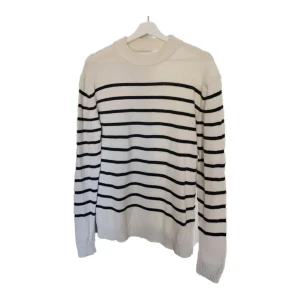 Randig Stickad Tröja - En krämvit stickad tröja från These Glory Days med mörkblåa ränder. Inga defekter. Nypris: 850 kr  Snabb deal = bättre pris 