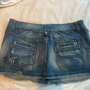 Jeanskjol  - Snygg jeanskjol med coola fickor o detaljer. Tyvärr stor för mig. Midjeomkrets 85 cm.